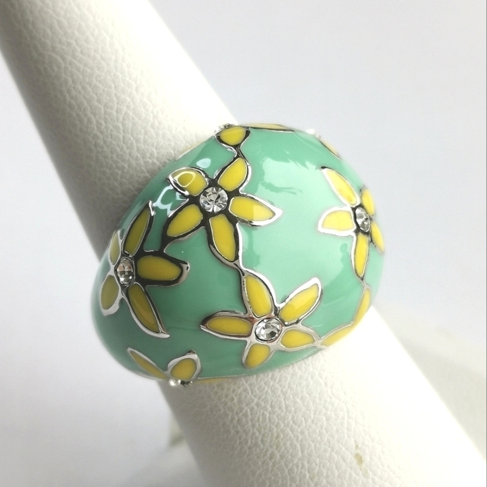 Summer enamel dome ring yellow flowers on green size 8 🆕